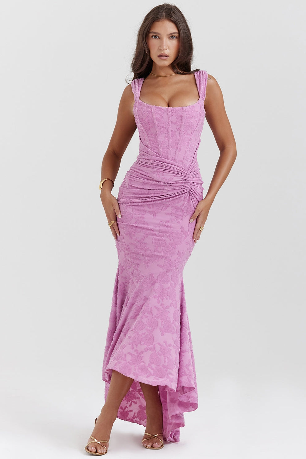 Vestido largo elegante y sofisticado con falda asimétrica y tirantes ajustables