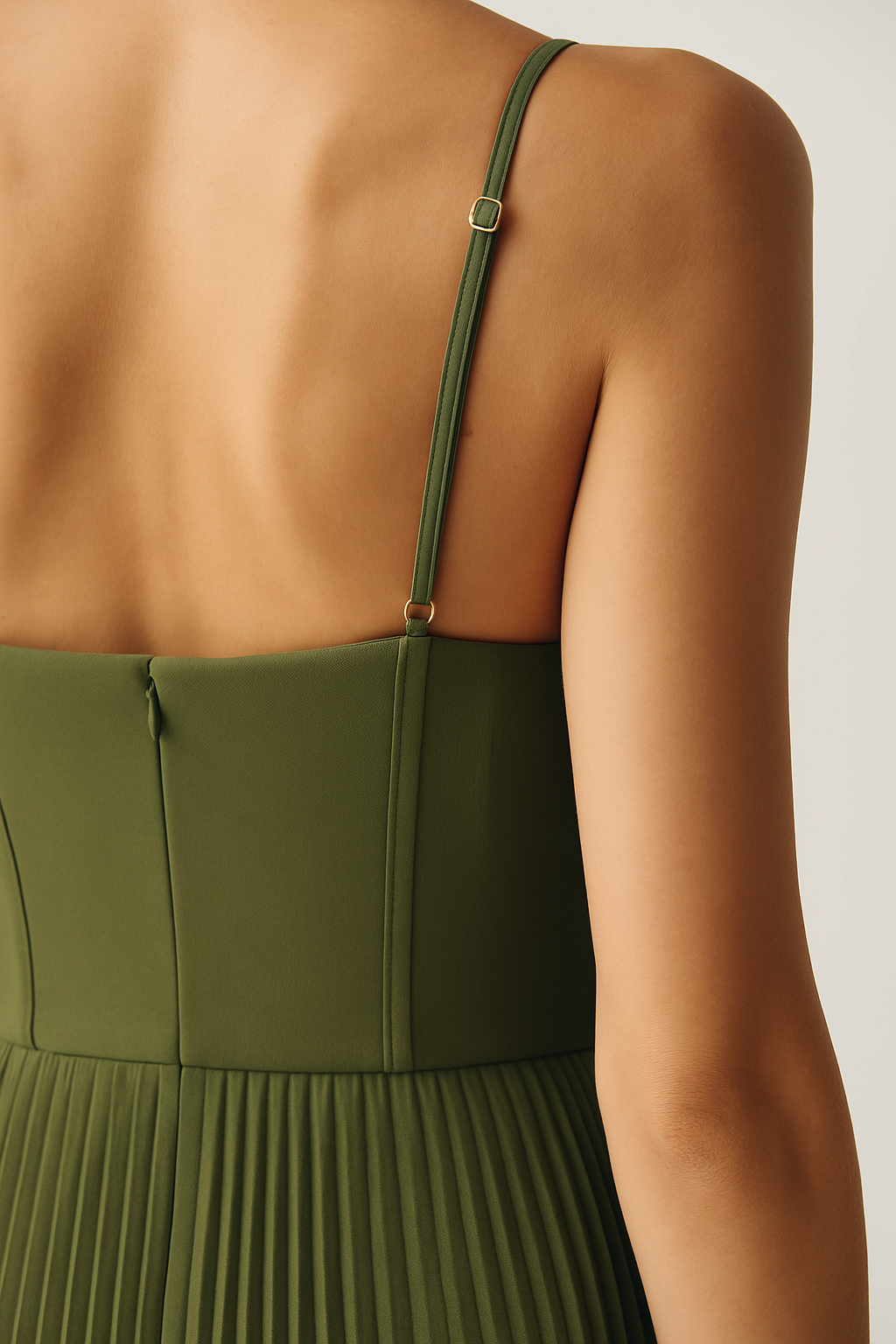 Selena™ | Vestido midi con corpiño estructurado y falda plisada