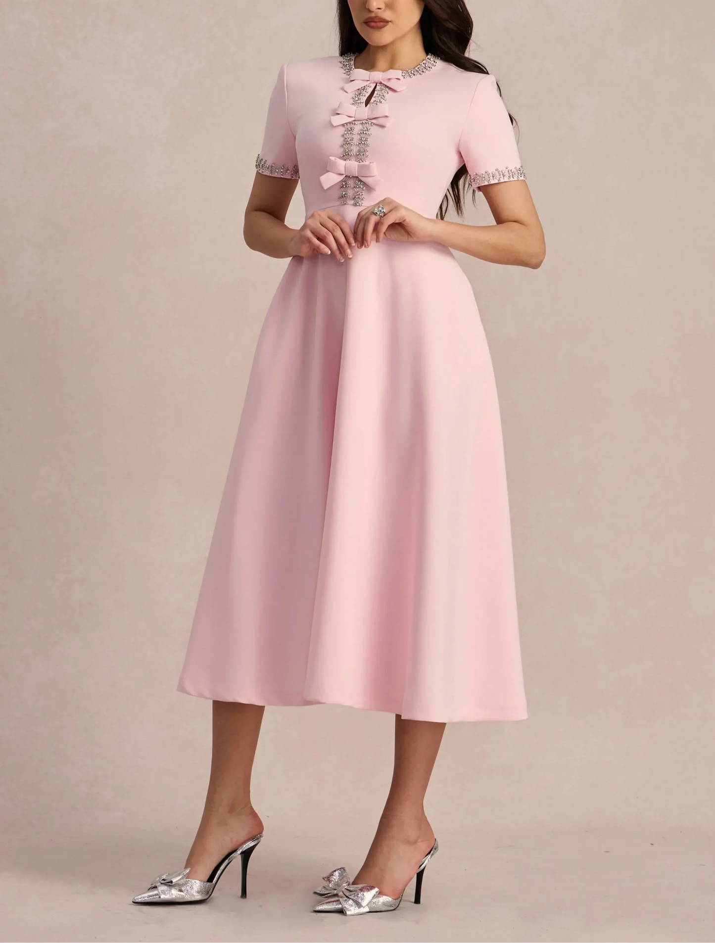 Raffaella™ | Vestido acampanado con lazos y abalorios