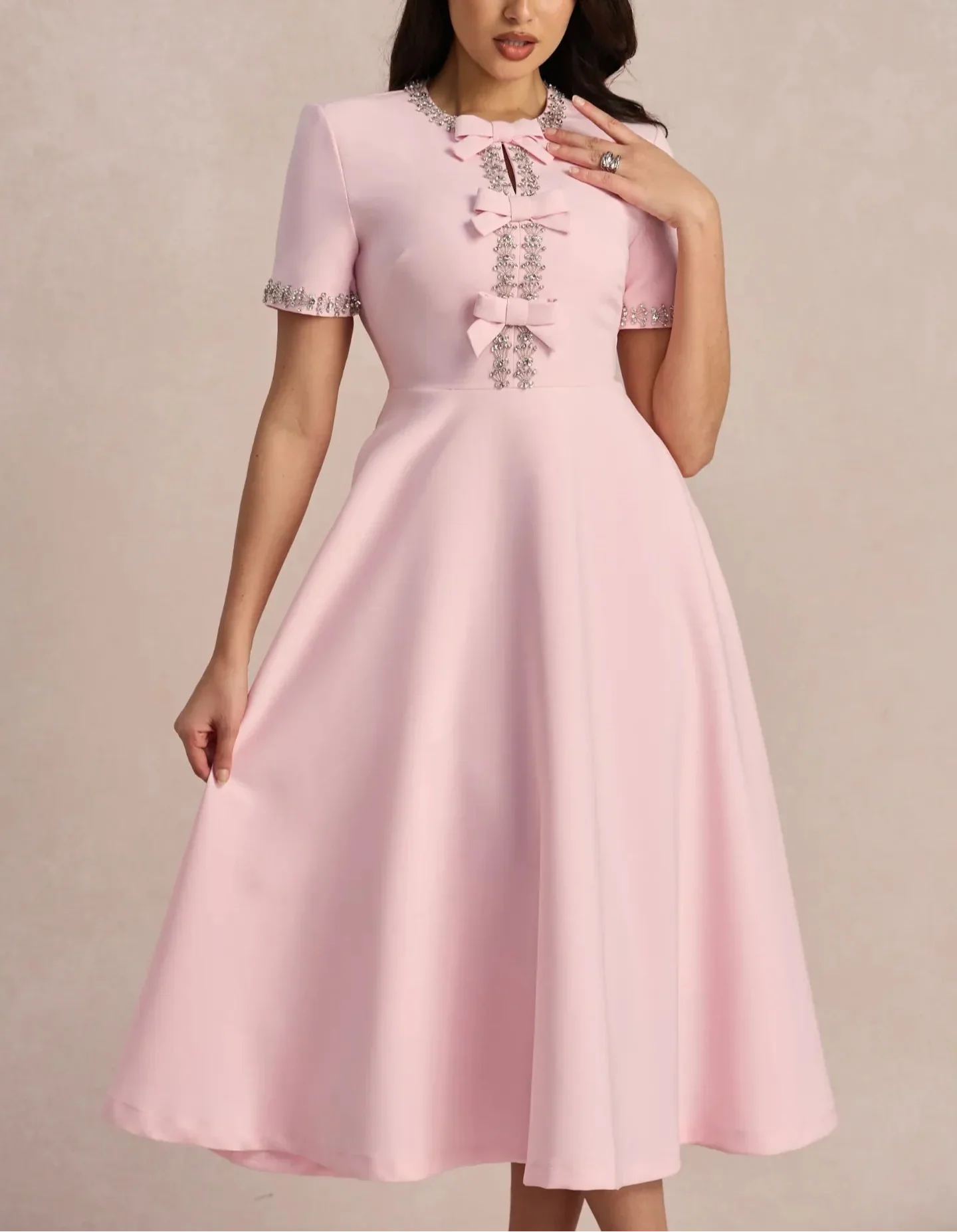 Raffaella™ | Vestido acampanado con lazos y abalorios
