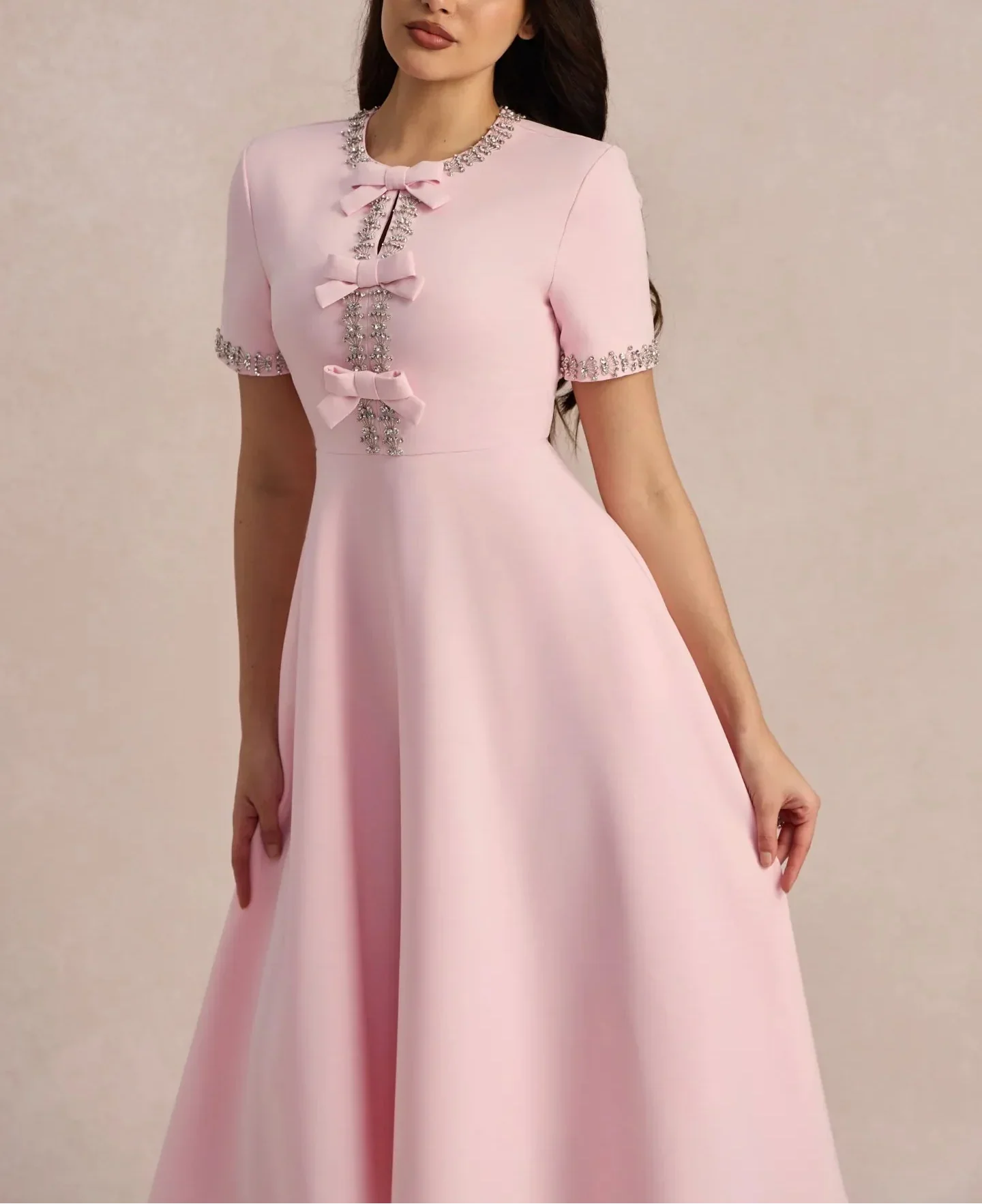 Raffaella™ | Vestido acampanado con lazos y abalorios