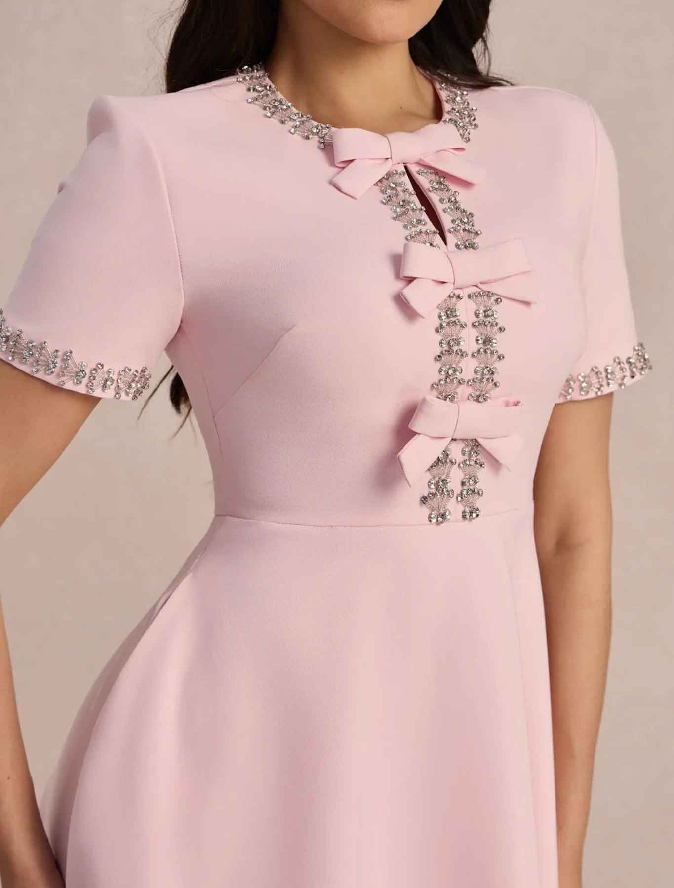 Raffaella™ | Vestido acampanado con lazos y abalorios