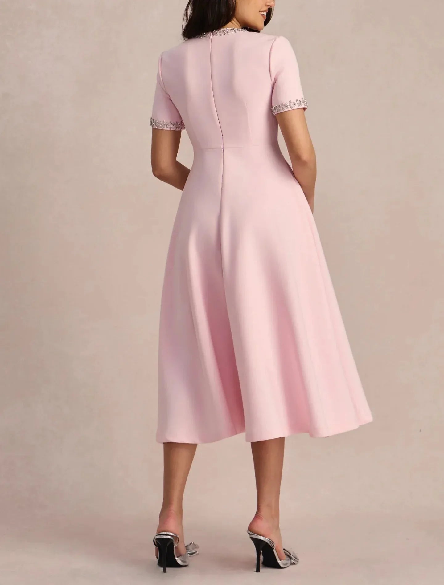 Raffaella™ | Vestido acampanado con lazos y abalorios