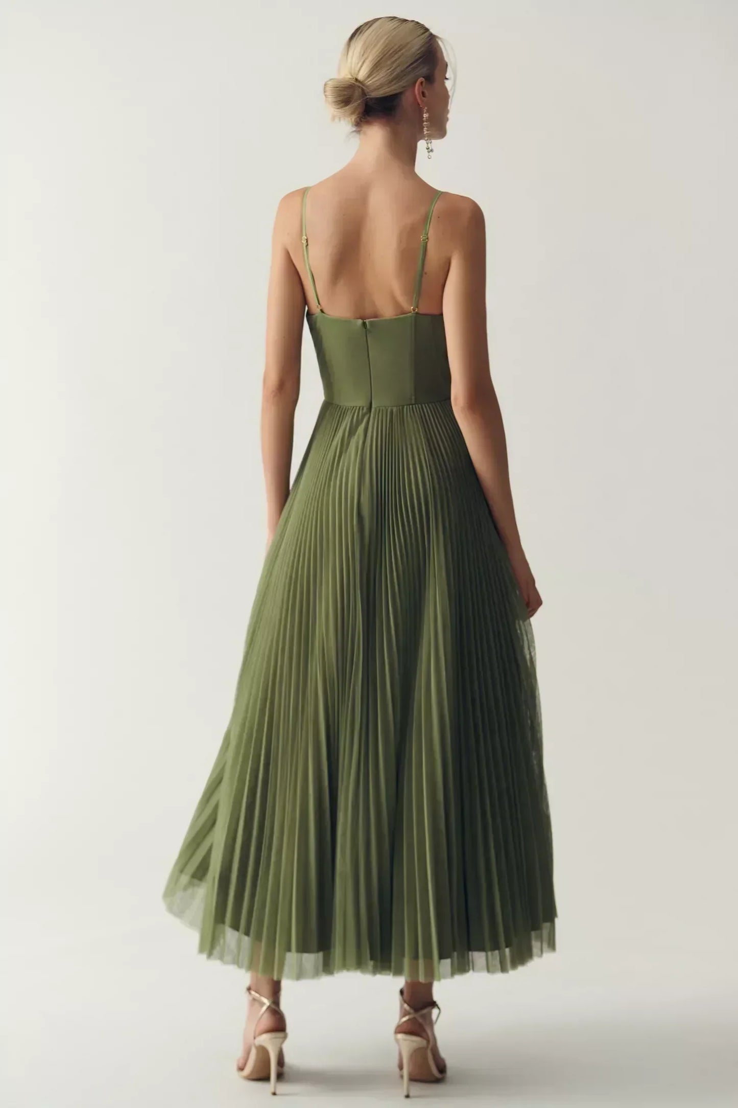 Selena™ | Vestido midi con corpiño estructurado y falda plisada